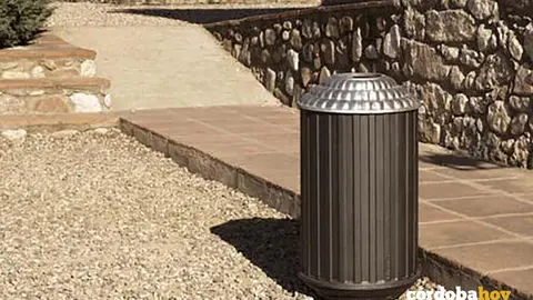 Las nuevas papeleras met&aacute;licas que van a sustituir a las de pl&aacute;stico en la ciudad FOTO SADECO