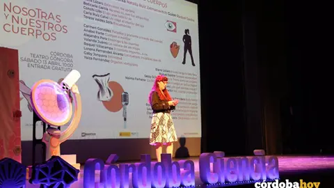 La actriz y divulgadora Natalia Ruiz Zelmanovitch presentando la pasada edici&oacute;n del evento FOTO UNIVERSIDAD DE C&Oacute;RDOBA