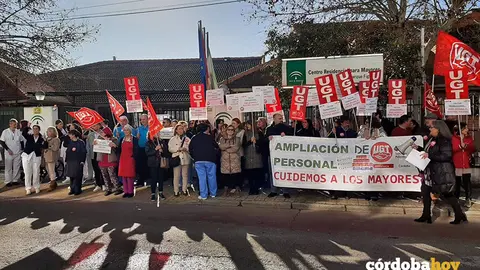 UGT exige con una concentraci&oacute;n el aumento de la plantilla en la Residencia de Mayores Parque Figueroa FOTO UGT