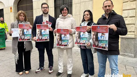 Carmen Mar&iacute;a Ruiz (centro), junto a otros dirigentes de IU C&oacute;rdoba, muestra el cartel de la campa&ntilde;a, ante la Delegaci&oacute;n del Gobierno andaluz en C&oacute;rdoba FOTO IU