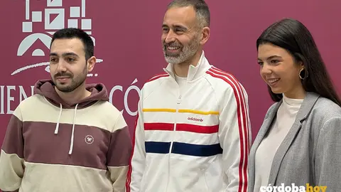 El edil del PSOE &Aacute;ngel Ortiz, entre los j&oacute;venes Jos&eacute; Antonio y Marina FOTO PSOE