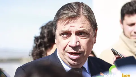 El ministro de Agricultura, Pesca y Alimentaci&oacute;n, Luis Planas, atiende a los medios de comunicaci&oacute;n FOTO ROC&Iacute;O RUZ / EUROPA PRESS