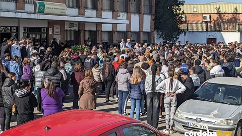 Concentraci&oacute;n en el IES Averroes por el asesinato del joven de 16 a&ntilde;os alumno del centro  &Aacute;lex Ortega FOTO IES AVERROES