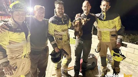 Los bomberos actuante junto al due&ntilde;o de la perrita y el propio animal, 'Perla' FOTO CORDOBAFIRE