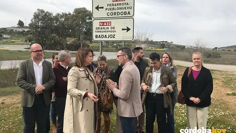 Jos&eacute; Antonio Romero habla con Silvia Mellado (centro), junto a otros responsables del PSOE, en un cruce de la N-432 junto a Fuente Obejuna FOTO PSOE
