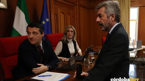 Jos&eacute; Mar&iacute;a Bellido y Miguel &Aacute;ngel Torrico antes de iniciarse el Pleno extraordinario de febrero FOTO RAFA MELLADO SENIOR