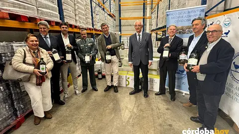 La Junta entrega al Banco de alimentos 615 litros de aceite de oliva virgen de aceitunas incautadas FOTO JUNTA