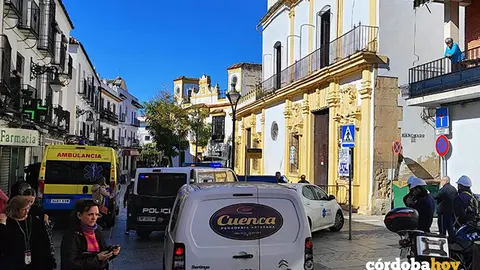 Presencia policial y una ambulancia en el entorno de la casa de Los Guzmanes FOTO SAN LORENZO EXISTE