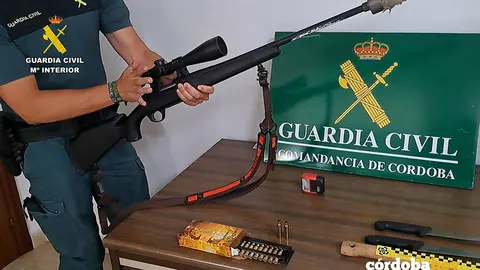 Armamento y enseres incautados por el Seprona a unos supuestos furtivos en Montoro FOTO GUARDIA CIVIL