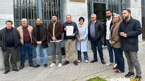 Representantes de PSOE, IU, UGT y CCOO entregan en la Delegaci&oacute;n de Salud de la Junta m&aacute;s de 2.000 firmas contra el "desmantelamiento" del Hospital del Guadiato FOTO IU