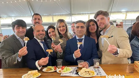 El equipo de gobierno local de Bujalance en una edici&oacute;n anterior de la Feria de la Patata Rellena FOTO AYUNTAMIENTO DE BUJALANCE