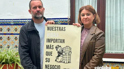 Fran Mart&iacute;nez e Irene Ruiz con el cartel de la campa&ntilde;a FOTO IU