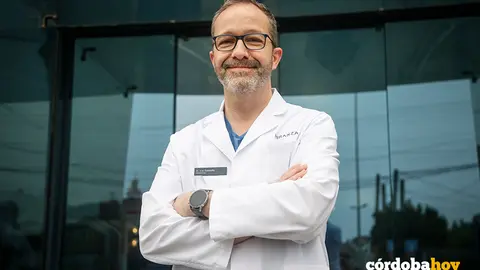 El doctor oftalm&oacute;logo Juan Soldevilla posa para Cordoba Hoy