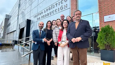 Mar&iacute;a Jes&uacute;s Botella (segunda por la derecha), en el centro de producci&oacute;n de Bodegas Campos FOTO JUNTA DE ANDALUC&Iacute;A