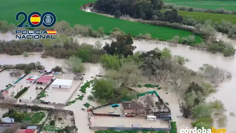 Imagen del agua inundando hoy parte de La Altea FOTO POLIC&Iacute;A NACIONAL