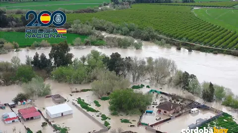 Imagen del agua inundando hoy parte de La Altea FOTO POLIC&Iacute;A NACIONAL