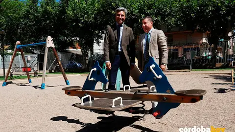 Andr&eacute;s Lorite y Miguel Ruiz Madruga en el parque de la Manzana de Banesto, en Santa Rosa FOTO AYUNTAMIENTO DE C&Oacute;RDOBA