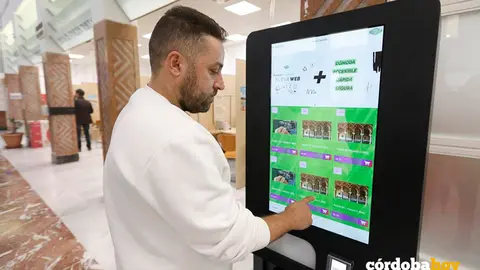 M&aacute;quina de autoventa de tarjetas bonob&uacute;s precargadas con saldo de 5 y 10 euros de Aucorsa FOTO AYUNTAMIENTO DE C&Oacute;RDOBA