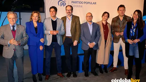 Adolfo Molina (centro), en la junta local del PP de Montilla FOTO PP