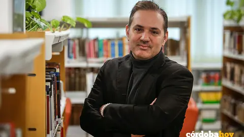 JM Orozco posa para C&oacute;rdoba Hoy en la Biblioteca de Poniente Sur