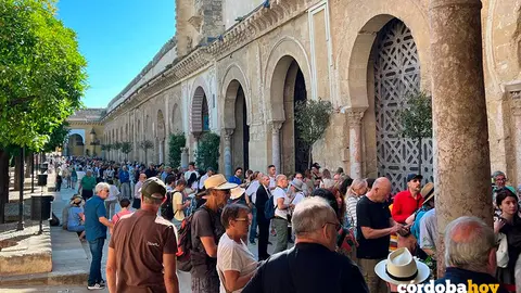 Los turistas hacen cola en el Patio de Los Naranjos para entrar en la Mezquita-Catedral de C&oacute;rdoba, en una imagen de archivo FOTO CABILDO CATEDRAL DE C&Oacute;RDOBA