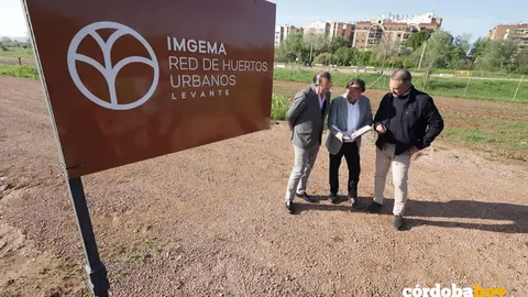 Daniel Garc&iacute;a Ibarrola en los huertos urbanos de Levante FOTO AYUNTAMIENTO