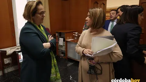 Blanca Torrent conversa con Irene Ruiz antes del Pleno de hoy FOTO RAFA MELLADO SENIOR