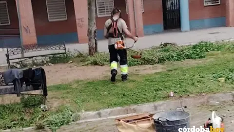 Uno de los vecinos de Las Moreras limpiando malezas FOTO LA PALABRA