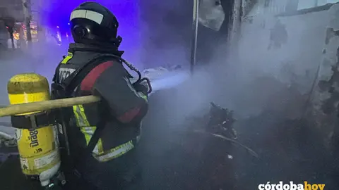 Un bombero de Lucena act&uacute;a en el incendio de la taberna Los Claveles de Rute FOTO CONSORCIO PROVINCIAL