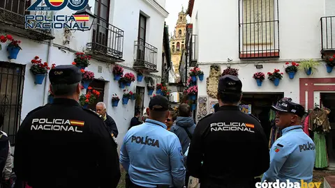 Agentes de la Polic&iacute;a Nacional y de la Polic&iacute;a de Seguran&ccedil;a P&uacute;blica de Portugal patrullan en C&oacute;rdoba FOTO CNP