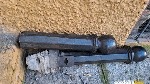 La pilona arrancada y la pilona cortada con radial en Plaza de Abades FOTO NODO CORDUBA