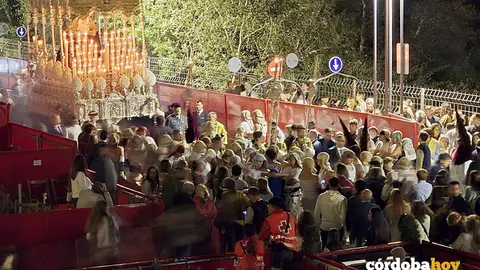 Miembros de la Cruz Roja (con chaleco naranja), en la Carrera Oficial de C&oacute;rdoba FOTO CRUZ ROJA