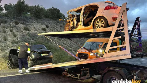 Uno de los veh&iacute;culos involucrados en el accidente mortal de Zuheros FOTO CONSORCIO PROVINCIAL