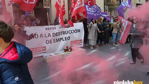 Concentraci&oacute;n de CCOO en apoyo a la huelga de trabajadoras en Zara Home C&oacute;rdoba FOTO CCOO