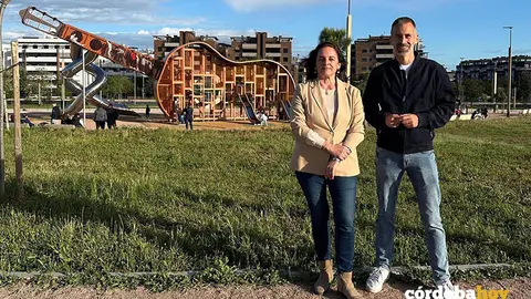 Los ediles socialistas en C&oacute;rdoba Isabel Bernal y &Aacute;ngel Ortiz en el Parque del Flamenco, en una imagen de archivo FOTO PSOE