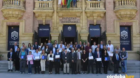 Foto de familia de los participantes y galardonados en la jornada FOTO UCO