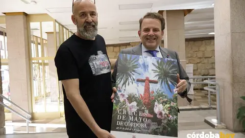 Juan Luis Seco de Herrera y Juli&aacute;n Urbano con el cartel del Concurso de Cruces 2025, en una imagen de archivo FOTO RAFA MELLADO SENIOR