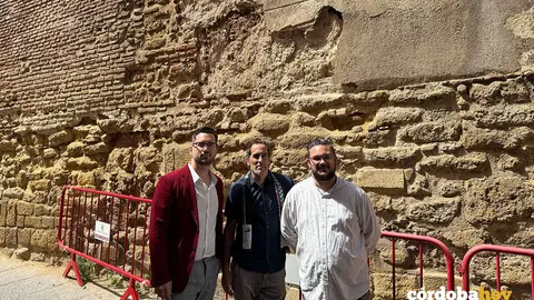 Jos&eacute; Carlos Ruiz, Juan Hidalgo e Iv&aacute;n Fern&aacute;ndez en la muralla del entorno de Marroqu&iacute;es y Adarve FOTO HACEMOS C&Oacute;RDOBA