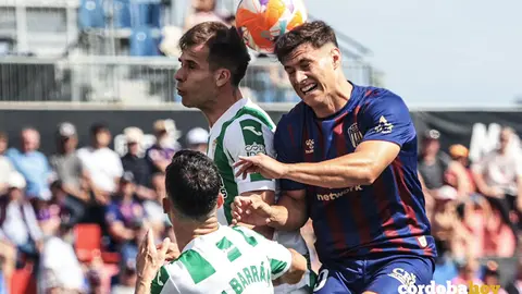 Ander Yoldi disputa un bal&oacute;n a&eacute;reo ante la mirada de Albarr&aacute;n en el CD Eldense-C&oacute;rdoba CF FOTO CD ELDENSE