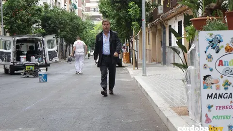 Miguel Ruiz Madruga en la remodelaci&oacute;n de la calle Alcalde de la Cruz Ceballos, en Ciudad Jard&iacute;n FOTO RAFA MELLADO SENIOR