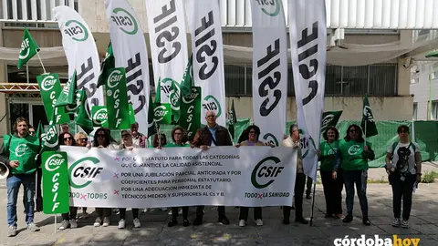 Concentraci&oacute;n el CSIF de C&oacute;rdoba a las puertas de la Subdelegaci&oacute;n del Gobierno, en una imagen de archivo FOTO CSIF