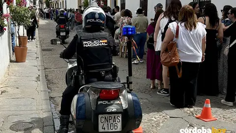 Agentes de la Polic&iacute;a Nacional controlando una zona de visitas de Los Patios cordobeses FOTO POLIC&Iacute;A NACIONAL