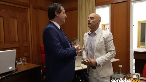 Jos&eacute; Mar&iacute;a Bellido y Antonio Hurtado conversan antes de un Pleno, en una imagen de archivo FOTO AYUNTAMIENTO DE C&Oacute;RDOBA