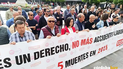 Concentraci&oacute;n en La Tendillas de CCOO y UGT por los fallecimientos laborales en 2025