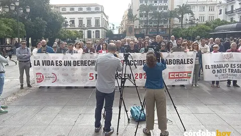 Concentraci&oacute;n en La Tendillas de CCOO y UGT por los fallecimientos laborales en 2025
