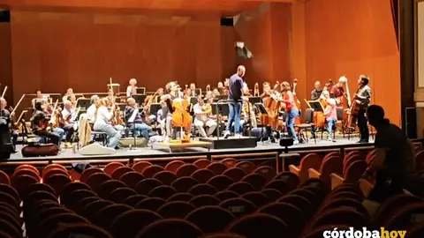 Momento justo en el que se desprende el saco del techo hy casi le da al director de la Orquesta IMAGEN SACADA DE UN VIDEO