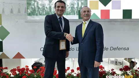 Jos&eacute; Mar&iacute;a Bellido y Luis Furnells se dan la mano en el marco de Feindef 2025 FOTO AYUNTAMIENTO DE C&Oacute;RDOBA