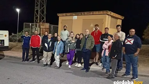 Vecinos de El Encinar vigilando la pasada madrugada la zona donde supuestamente se tiene que producir el corte
