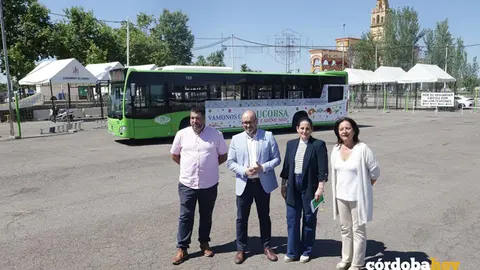 Jos&eacute; Antonio Coca, Bernardo Jordano, Carmen Granados y Ana Tamayo en la zona de autobuses de la Feria FOTO AYUNTAMIENTO DE C&Oacute;RDOBA