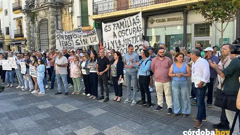 Concentraci&oacute;n de vecinos de Los Encinares de Alcolea a las puertas del Ayuntamiento de C&oacute;rdoba